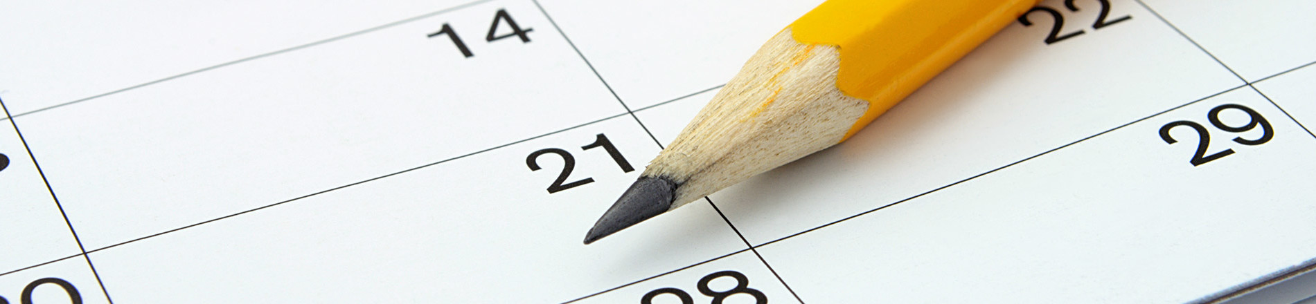 Liegender Kalender mit Bleistift, der auf einen Tag deutet als Symbol für Termine der Kunert Gruppe